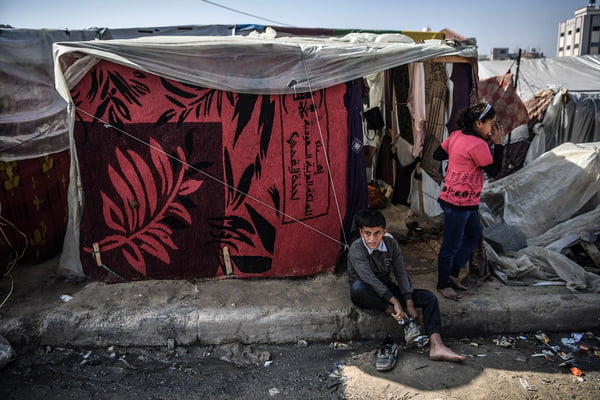 Milhares de famílias palestinas vieram se refugiar em Rafah
