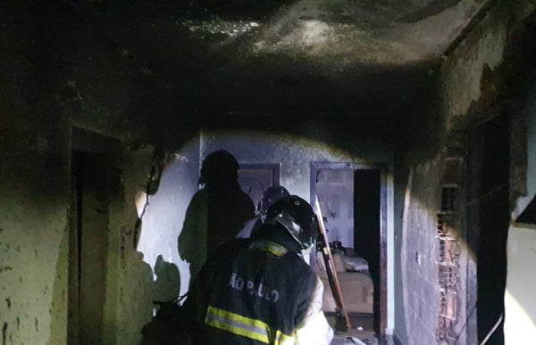 foto colorida de incêndio seguido de explosões que destruiu apartamento em Campinas; dono do imóvel guardava armas em casa; bombeiros no local - Metrópoles