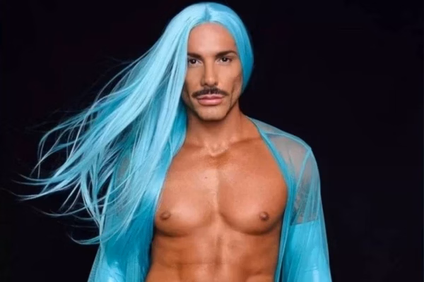 foto colorida de Matheus Mazzafera com peruca azul - metrópoles