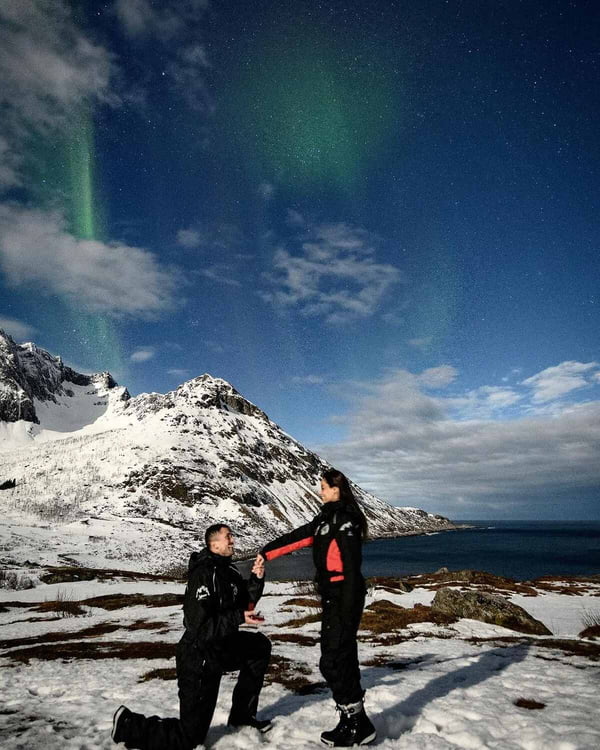 Ricardo Vianna e Lexa posam juntos e sorridentes durante viagem à Noruega - Metrópoles