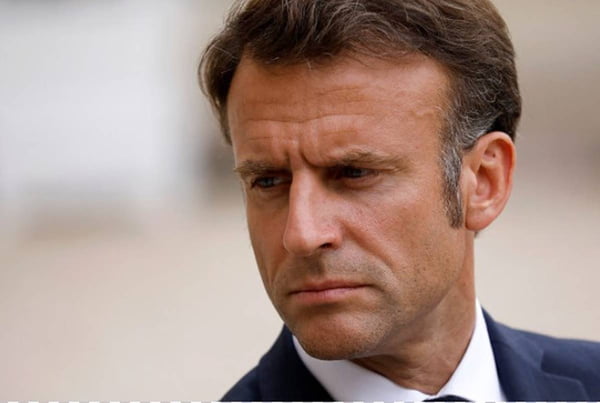Foto colorida do presidente da França, Emmanuel Macron com a testa franzida - Metrópoles