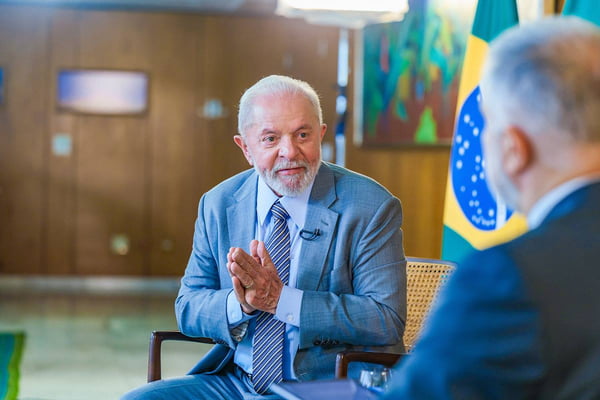 Presidente Lula falando em entrevista no Palácio do Planalto -- Metrópoles