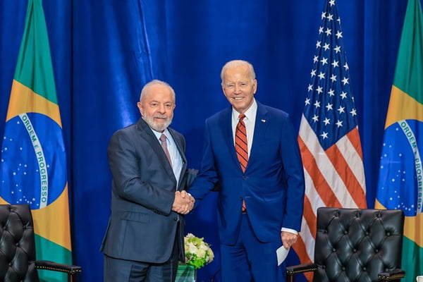 Foto colorida do presidente Lula ao lado do líder dos EUA Joe Biden - Metrópoles