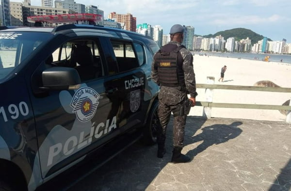 foto colorida de policial militar observa movimento em praia do litoral paulista durante patrulhamento da Operação Verão - Metrópoles