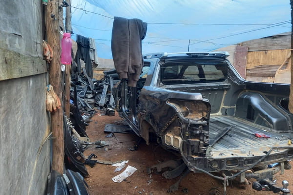 Imagem colorida mostra veículo destruído em desmanche na zona leste de São Paulo - Metrópoles