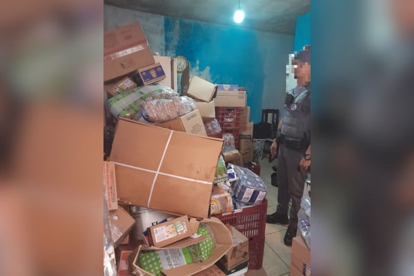 Imagem colorida mostra carga de alimentos roubados recuperada pela polícia Militar (PM), em Carapicuíba, na Grande São Paulo - Metrópoles