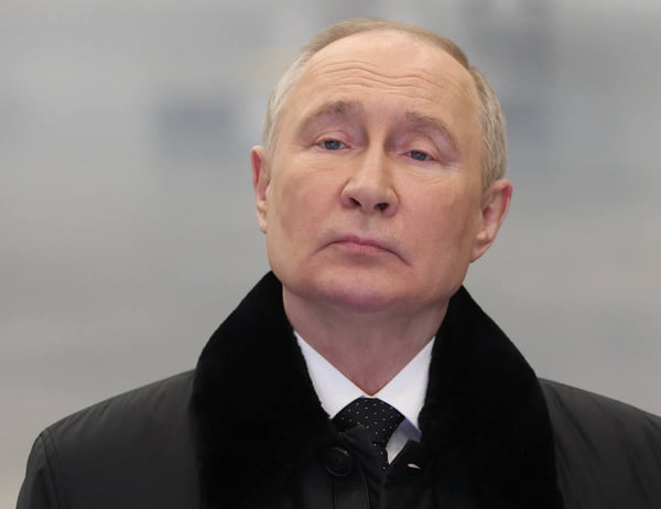 Imagem colorida mostra Putin, presidente da Rússia, usando casaco G20 - Metrópoles