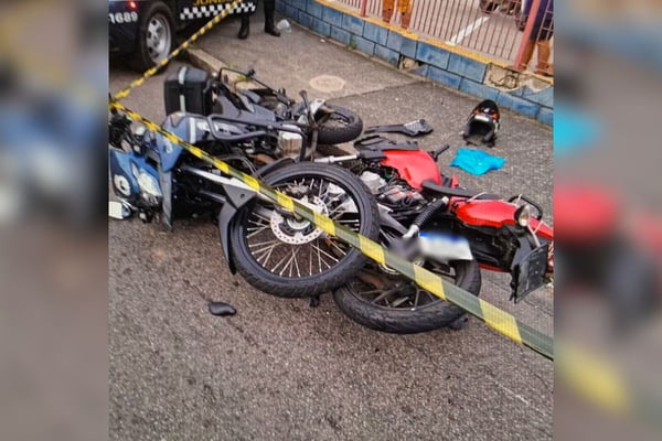Imagem colorida mostra duas motos caídas na rua após um foragido da prisão tentar escapar de uma abordagem da polícia
