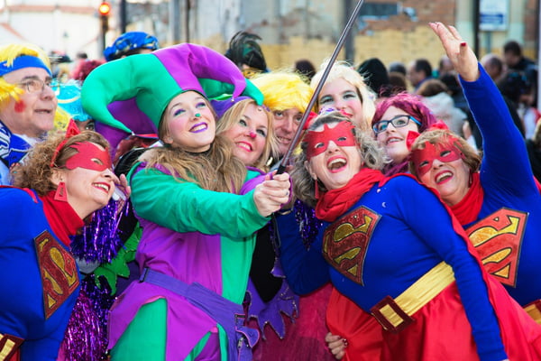 Fotografia colorida mostrando pessoas fantasiadas em bloco de carnaval-Metrópoles