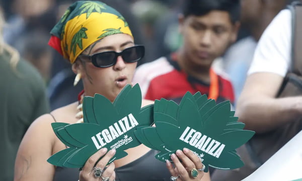 Mulher durante manifestação a favor da legalização da maconha STF