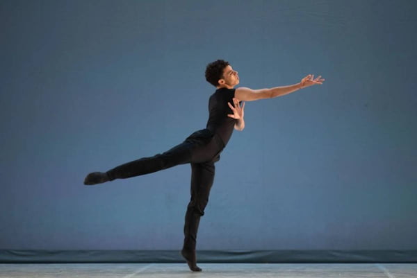 Foto colorida do bailarino Miguel Oliveira - Metrópoles