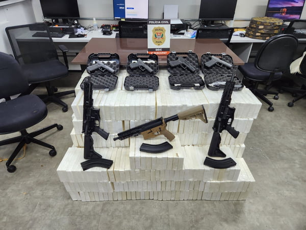 Imagem mostra armas e tijolos de cocaína - Metrópoles