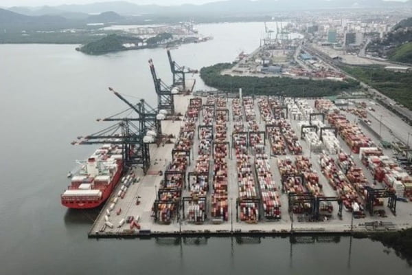 Imagem colorida de vista a&eacute;ria do porto de santos, com navio e o mar - Metr&oacute;poles