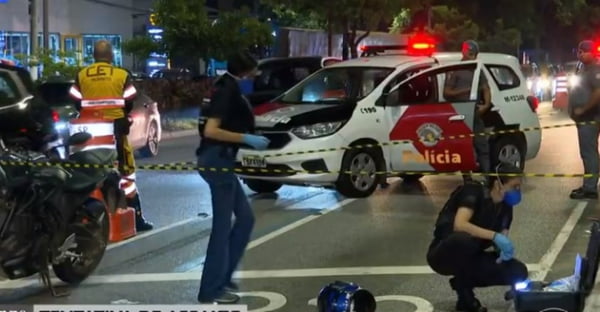 foto colorida de movimentação policial na Avenida dos Bandeirantes, onde uma GCM de Praia Grande foi baleada e morta por um assaltante - Metrópoles