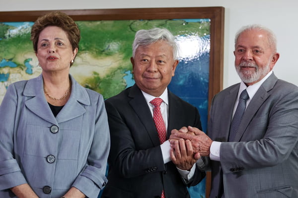 Imagem colorida de Dilma Rousseff, Jin Liqun, do Banco Asiático de Investimento em Infraestrutura, e Lula - Metrópoles