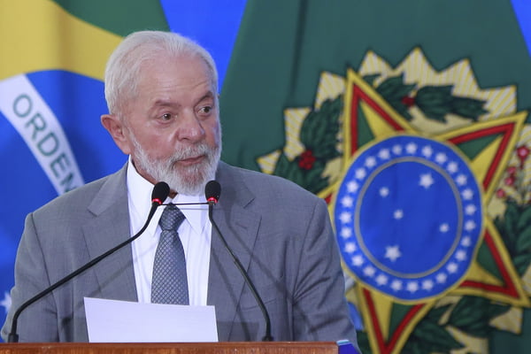 Imagem colorida mostra presidente Lula em discurso, com bandeira do Brasil atrás - Metrópoles