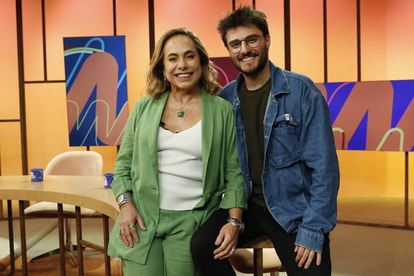 Hugo Bonemer no programa Sem Censura, ao lado de Cissa Guimarães - Metrópoles