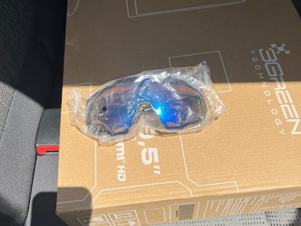 Imagem mostra óculos e caixa usada por bando para guardar carga roubada - Metrópoles