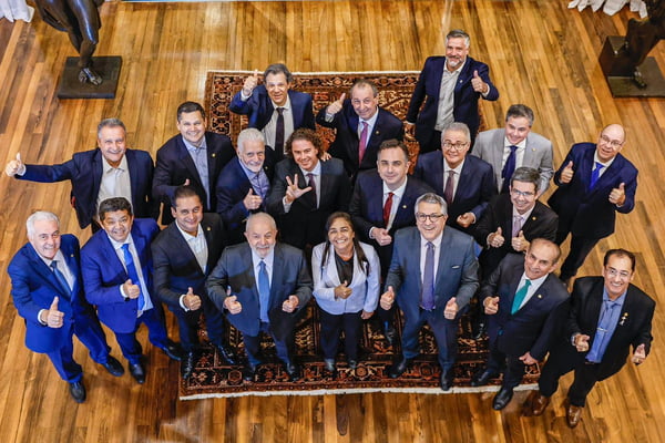 Foto colorida do presidente Luiz Inácio Lula da Silva com ministros e Senadores no Alvorada - Metrópoles