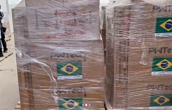 Foto colorida de caixas de ajuda humanitária do Brasil para Gaza Israel - Metrópoles