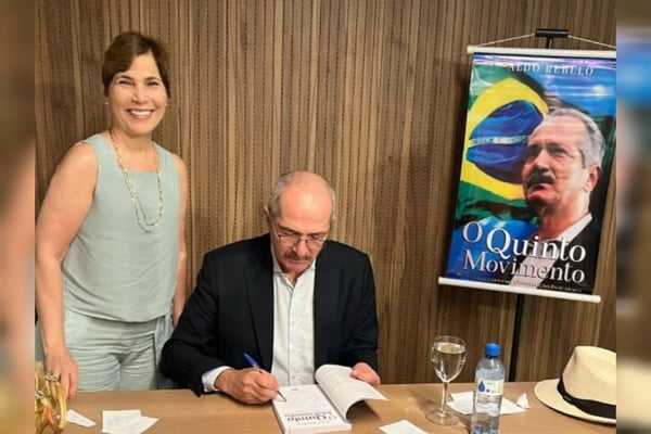 Mayra Pinheiro, a Capitã Cloroquina, recebe um livro autografado por Aldo Rebelo