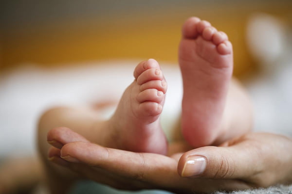 Foto colorida de um pé de bebê - Metrópoles