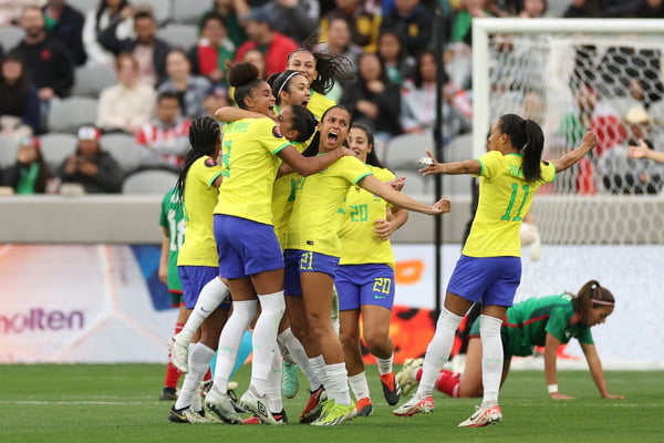seleção brasileira comemora gol contra o México