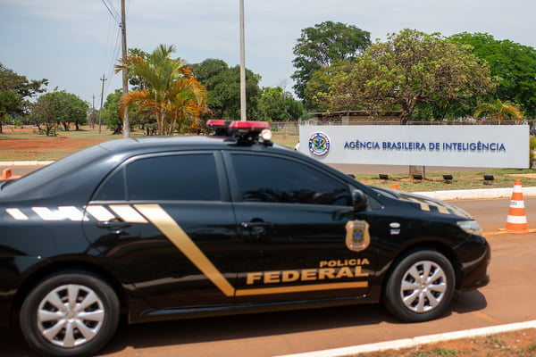 Foto colorida de viatura da Polícia Federal em frente a Abin - Metrópoles