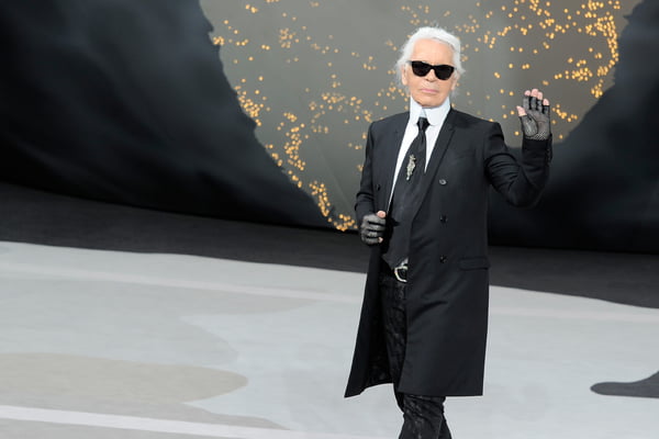 Na imagem com cor, o estilista Karl Lagerfeld - Metrópoles