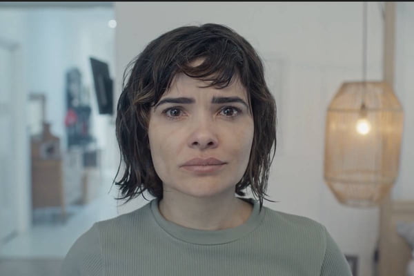 Foto mostra mulher com cara de choro, cabelo molhado - Metrópoles