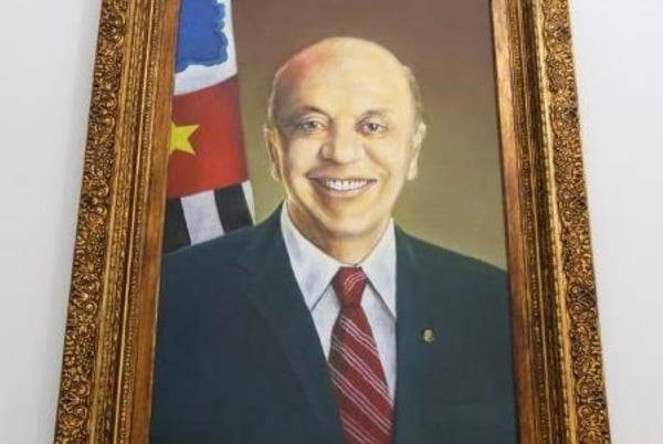 Quadro com pintura do ex-governador José Serra, sorrindo, em galeria no Palácio dos Bandeirantes - Metrópoles