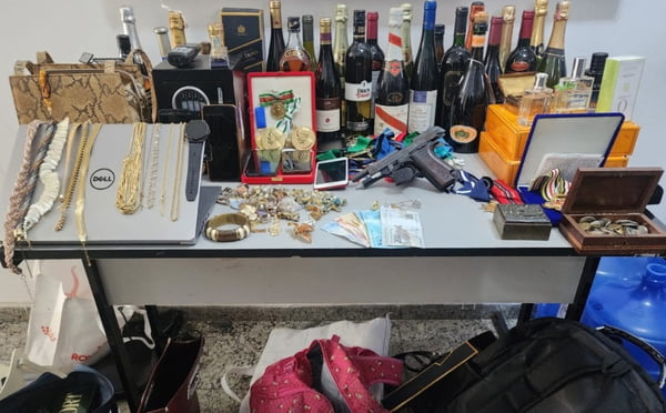 Imagem mostra joias, dinheiro e bebidas apreendidos com criminosos que fizeram reféns em casa no Alto de Pinheiros - Metrópoles