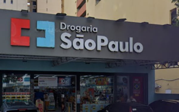 Fachada de drogaria escrito Drogaria São Paulo