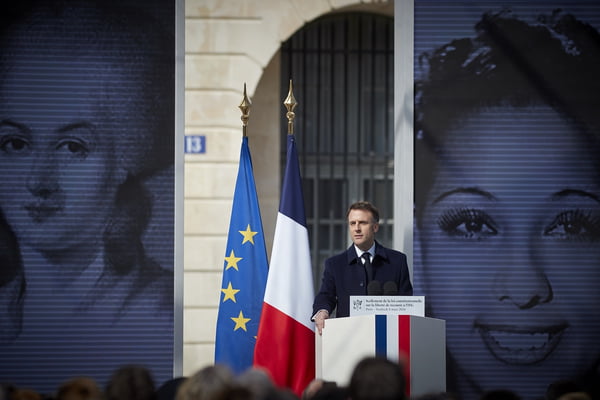 O presidente francês Emmanuel Macron fala durante a cerimônia pública para selar na lei constitucional da França o direito da mulher ao aborto no Dia Internacional da Mulher