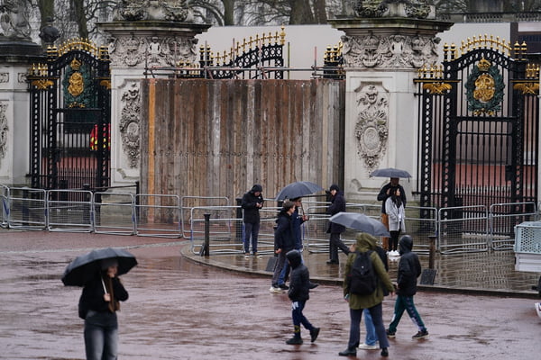 Carro bate nos portões do Palácio de Buckingham; motorista foi preso