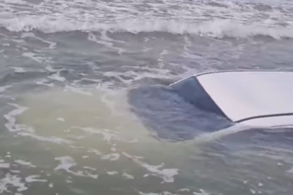 Print de imagem de vídeo de carro branco boiando em água do mar
