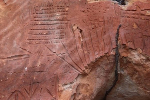 Foto colorida de arte rupestre encontrada no Tocantins - Metrópoles