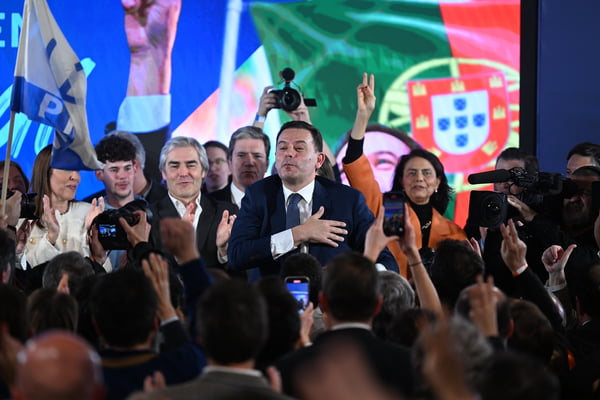 Imagem do líder do partido AD em Portugal, Montenegro, comemorando o resultado das eleições em 2024