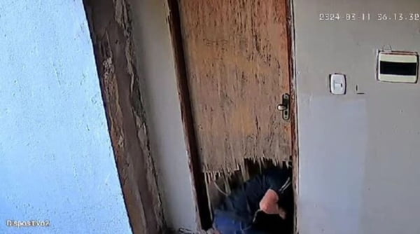 Imagem colorida do ladrão entrando na porta arrombada da Igreja - Metrópoles