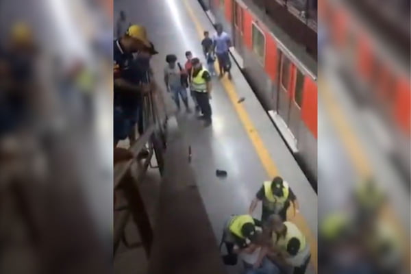 imagem colorida mostra três seguranças agredindo homem na plataforma da estação de trem - metrópoles