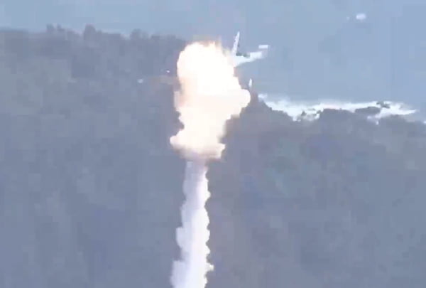 Imagem colorida de foguete explodindo - Metrópoles