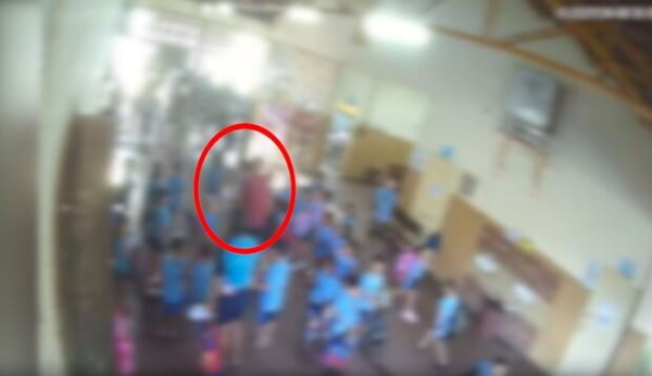 Imagem colorida de câmeras de segurança que mostra homem empurrando menina de 4 anos - Metrópoles