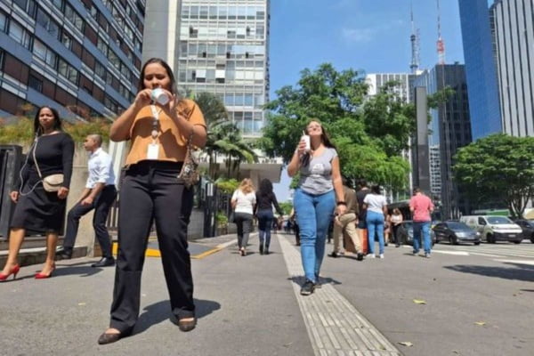 foto colorida mostra paulistanos tomando sorvete na Avenida Paulista em dia de forte calor - Metrópoles