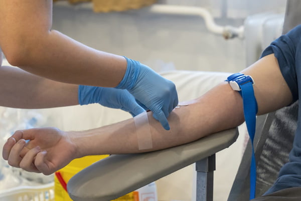 Enfermeira coleta exame de sangue - Metrópoles