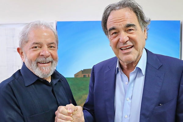 Foto colorida de Lula e Oliver Stone - Metrópoles