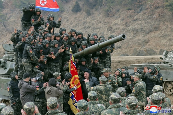 Kim Jong-un dirige tanque e comanda exercícios militares na Coreia do Norte