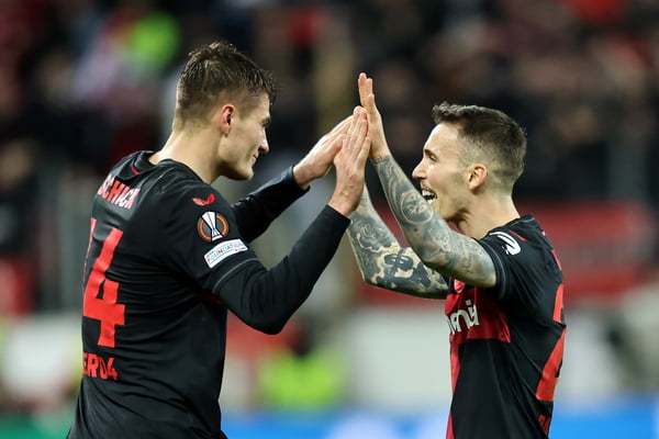 Leverkusen comemora classificação - Metrópoles