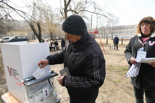 Pessoas votam em uma seção móvel na parte controlada pela Rússia da região de Donetsk, Ucrânia