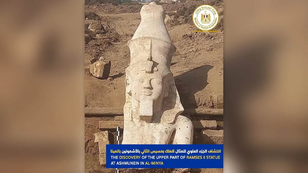Imagem colorida da Parte superior da estátua de Ramsés II arqueólogos - Metrópoles