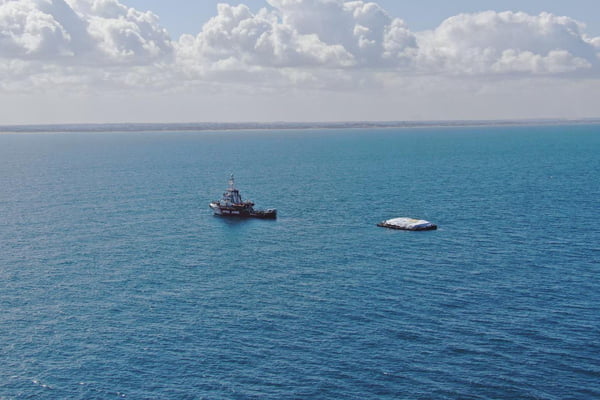 Imagem colorida mostra navio com ajuda humanitária que chegou à faixa de Gaza - Metrópoles